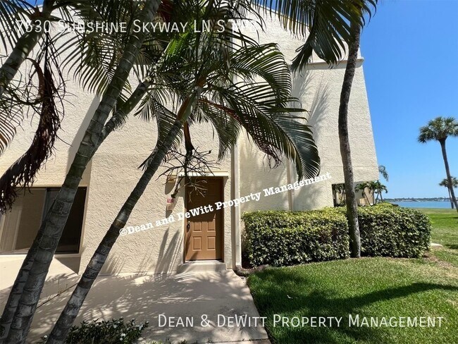 Building Photo - Seapointe Terrace 2/2 Waterfront Condo - F...