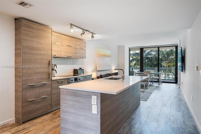 Foto del edificio - 650 NE 32nd St