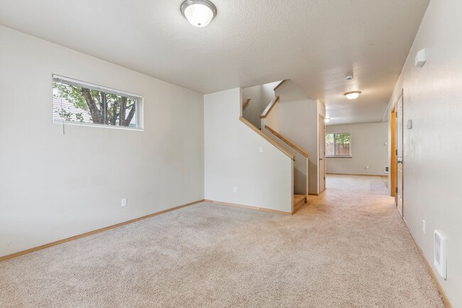 Building Photo - 4 bed, 2.5 bathroom House available