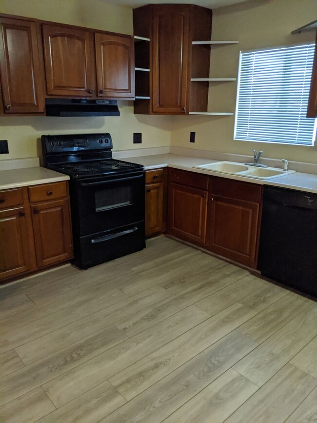 Building Photo - 2 Bed 1 Bath Twin Home Unit in Youngtown, ...