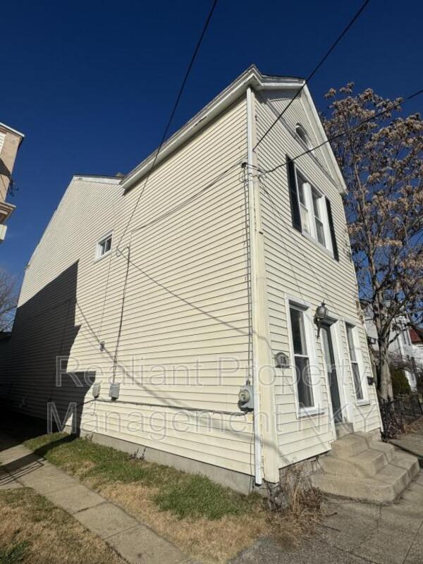 Building Photo - 315 Center St