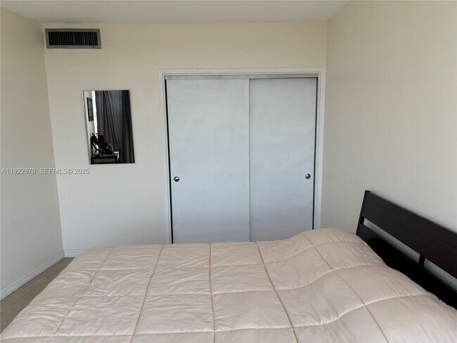 Foto del edificio - 900 Bay Dr