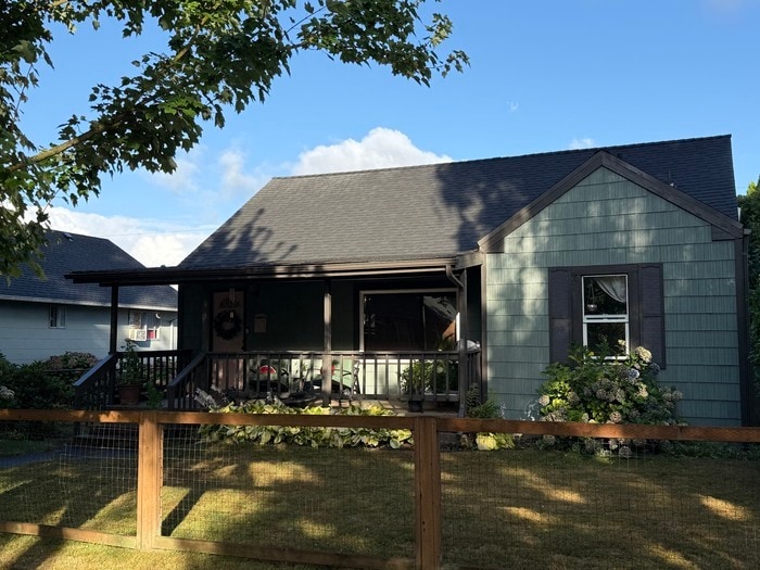Building Photo - COME HOME TO THIS THREE BEDROOM CHARMER