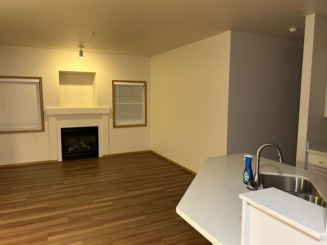 Foto del edificio - 3 Bed, 2 Bath Condo with in Cascade-Fairwood neighborhood of Renton, $2,925/month.