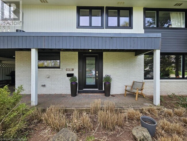 Building Photo - 260 Linwood Crescent