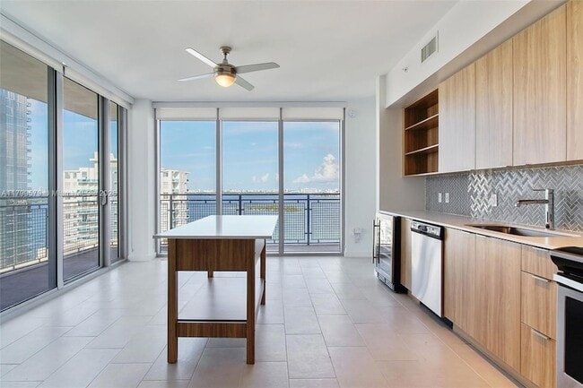 Building Photo - 2150 N Bayshore Dr
