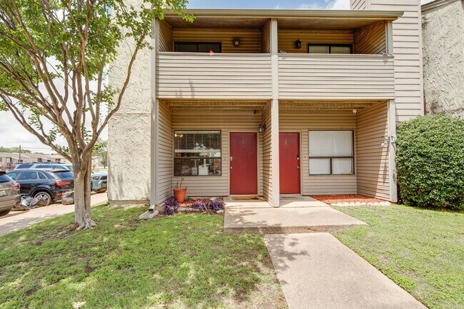 Foto del edificio - JUNE MOVE IN!  2 Bedroom 1.5 Bathroom Townhome On Bus Route!