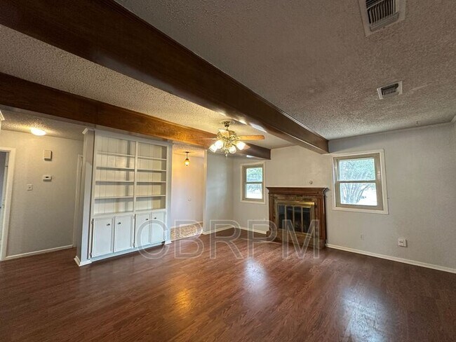 Building Photo - 8314 Hartford Ave