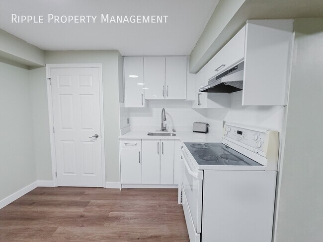 Photo du bâtiment - SPACIOUS 1 BEDS, 1 BATHS LOWER UNIT | IN-SUITE LAUNDRY & PRIVATE ENTRY