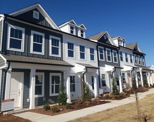 Building Photo - January 2024 NEW 2 BD Townhome in York