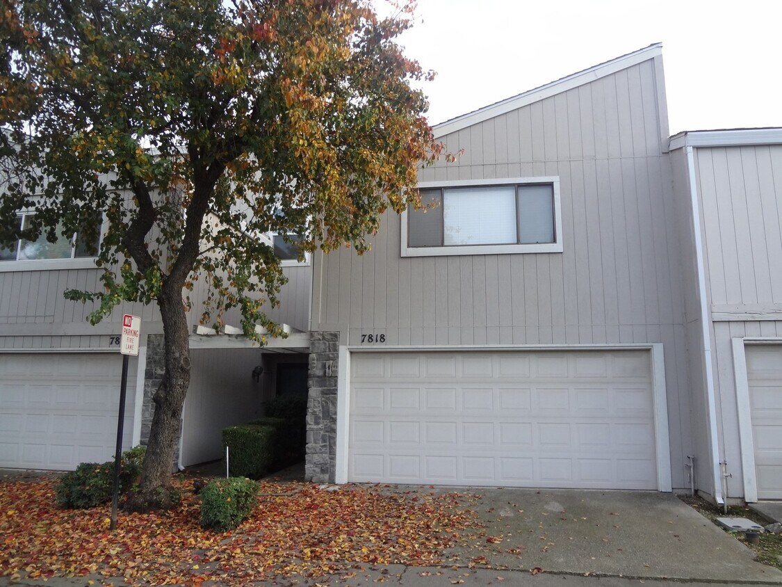 Primary Photo - COMING SOON!!! Spacious 3 Bedroom Townhome...