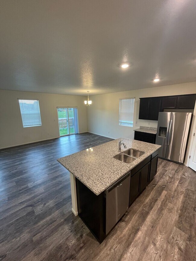 Building Photo - 3 Bed 2 Bath House in Windsor!