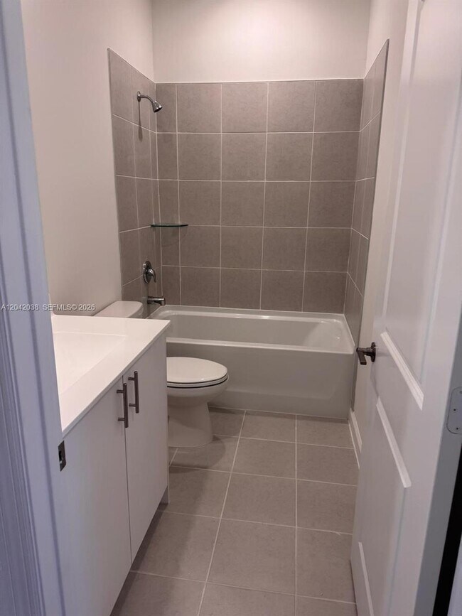 Foto del edificio - 2444 SE 29th St