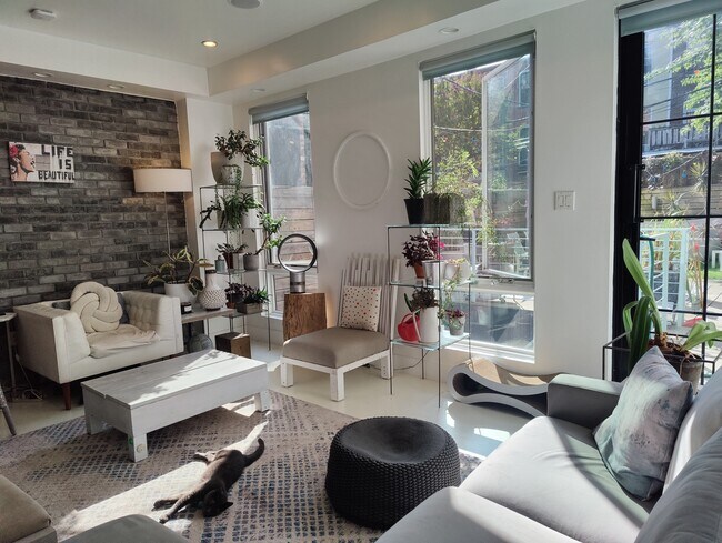 Condominio luminoso en el primer piso en el corazón de Stuyvesant Heights - 668 Halsey St