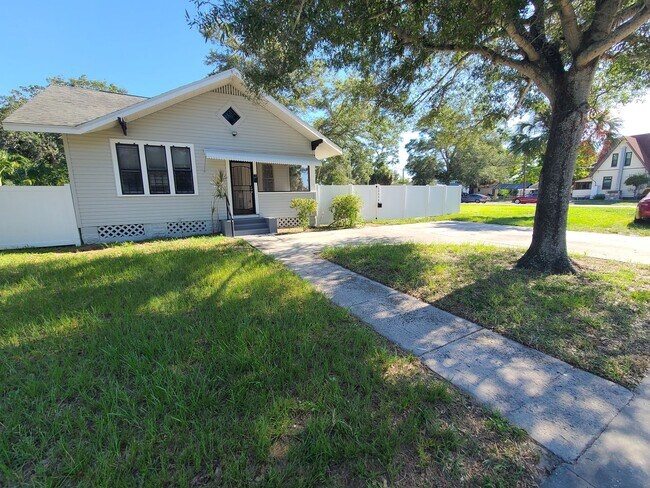 Building Photo - Charming Two bedroom one bath with huge ba...