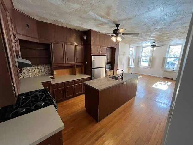 Foto del edificio - 237 E Walnut St