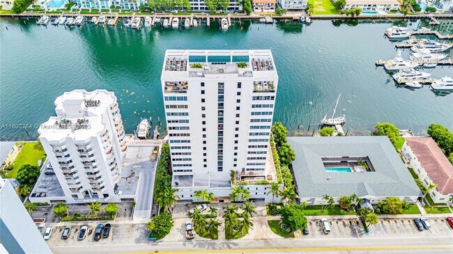 Foto del edificio - 7929 West Dr