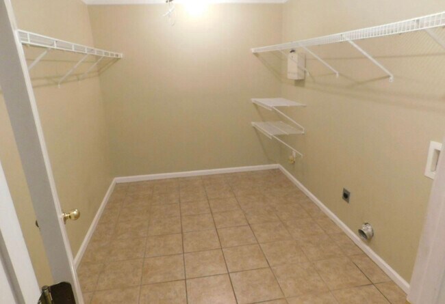 Building Photo - 1743 Summerwoods Ln
