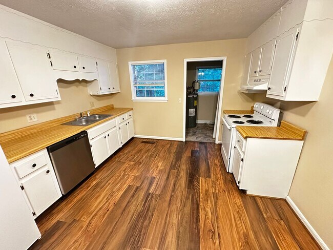 Foto del edificio - 3038 Callier Springs Rd SE