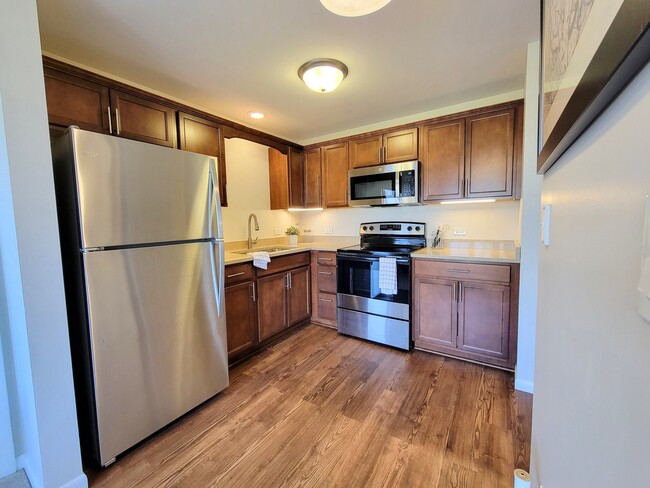 Building Photo - 1075 E Victory Dr