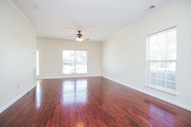 Foto del edificio - 7871 Rainey Dr