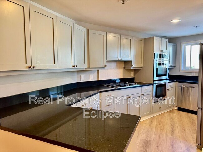 Building Photo - 9039 NE Juanita Dr