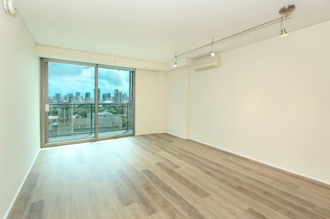 Building Photo - Convenient Downtown Living!