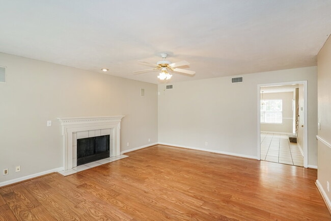 Foto del edificio - 833 Lavergne Ln