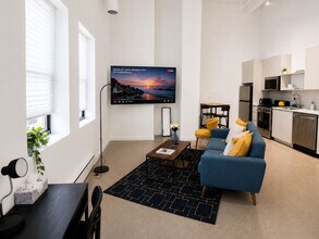 Building Photo - 1049 W Lawrence Ave