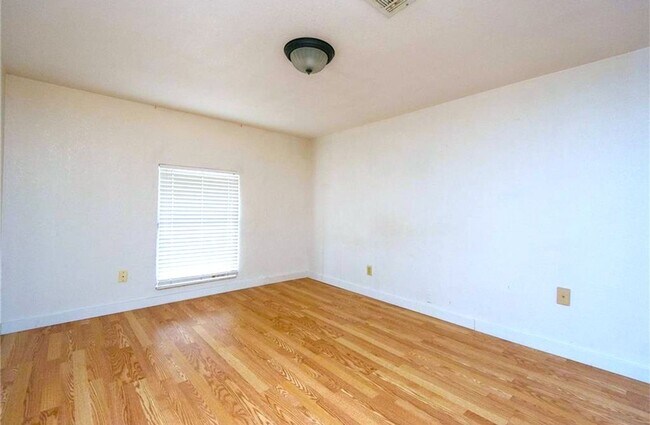 Building Photo - Welcome to this charming 3-bedroom, 1-bath...
