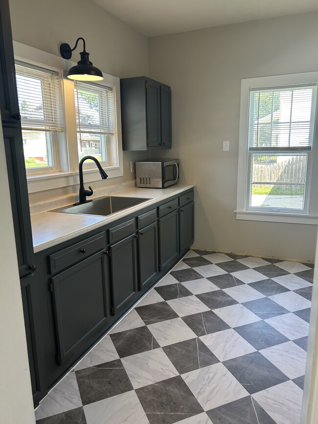 Building Photo - 1034 Bluff Ave