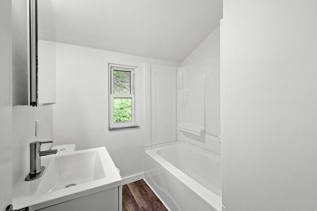 Building Photo - AVAILABLE JULY 1!!! 3 BEDROOM IN CASTLE SH...