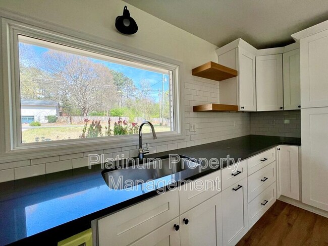 Building Photo - 212 Fernbank St