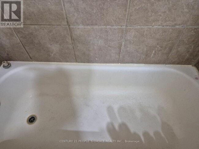 Photo du bâtiment - 183 Burbank Crescent