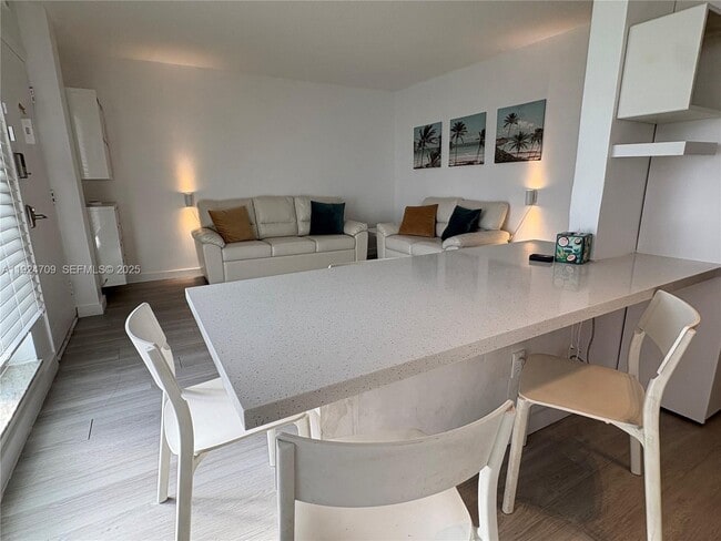 Building Photo - 1340 Lincoln Rd