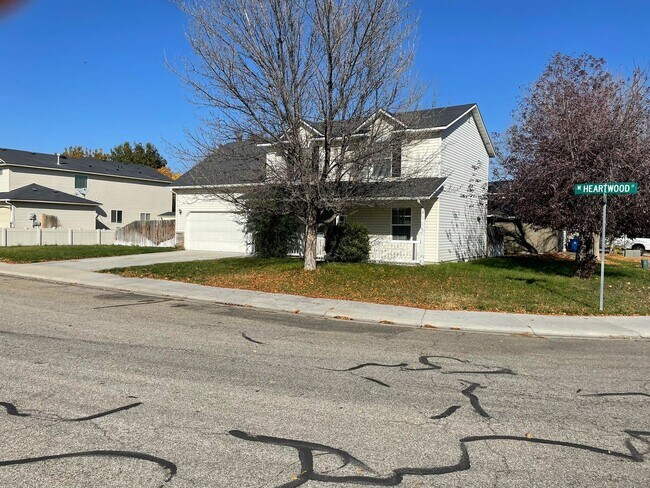 Foto del edificio - Ready Now / 4 Bed PLUS Large BONUS ROOM and 2.5 BA great spacious home!