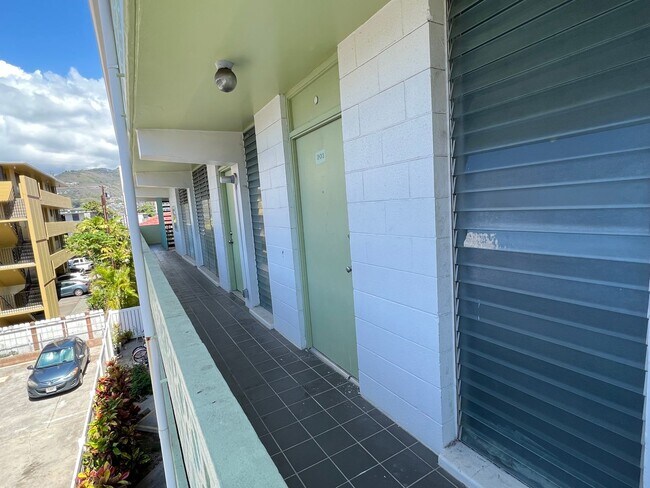 Building Photo - For Rent - [Fern Terrace] 2120 Fern St. #203
