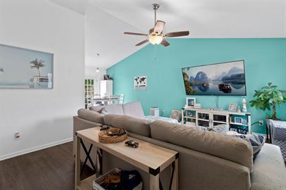 Building Photo - Charming 2-bedroom, 2-bath home.