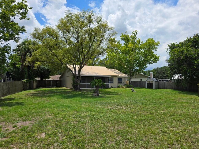 Foto del edificio - Charming 3-BR Home with Massive Yard & Screened Porch in a Family-Friendly Neighborhood!