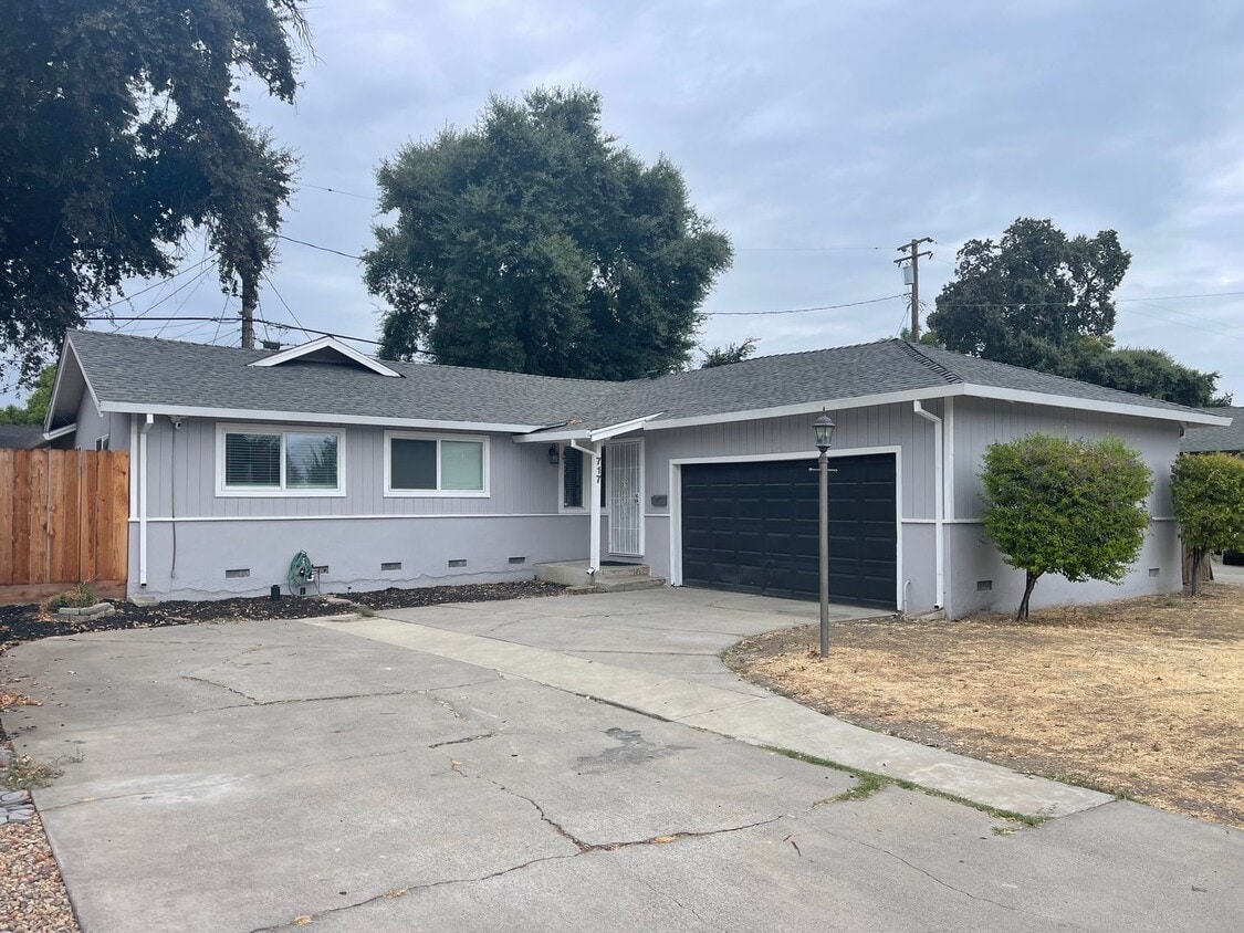 Primary Photo - Inviting 3 Bedroom/2Bath Home