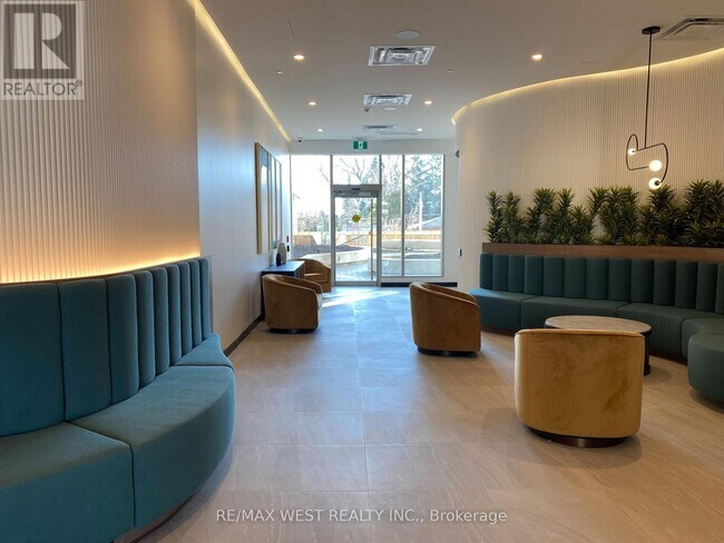 Photo du bâtiment - 689-689 The Queensway