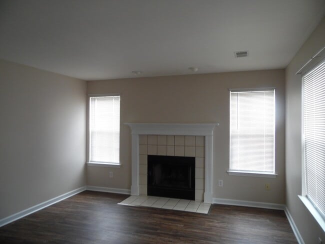 Building Photo - 3044 Mapleleaf Park