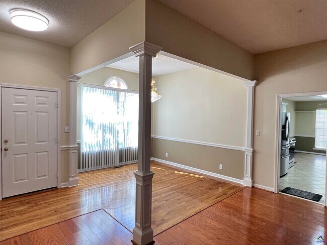 Foto del edificio - 135 Ashford Trace Ln
