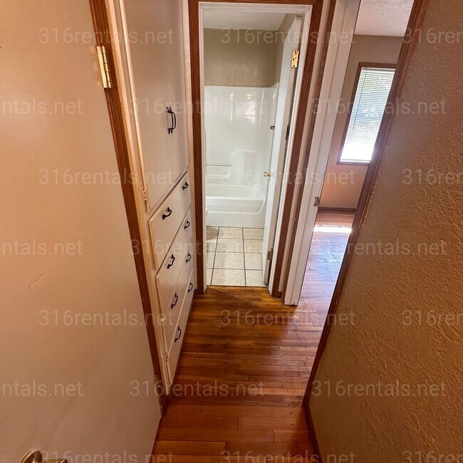 Building Photo - $550-  1 bedroom / 1 bathroom - Apartment