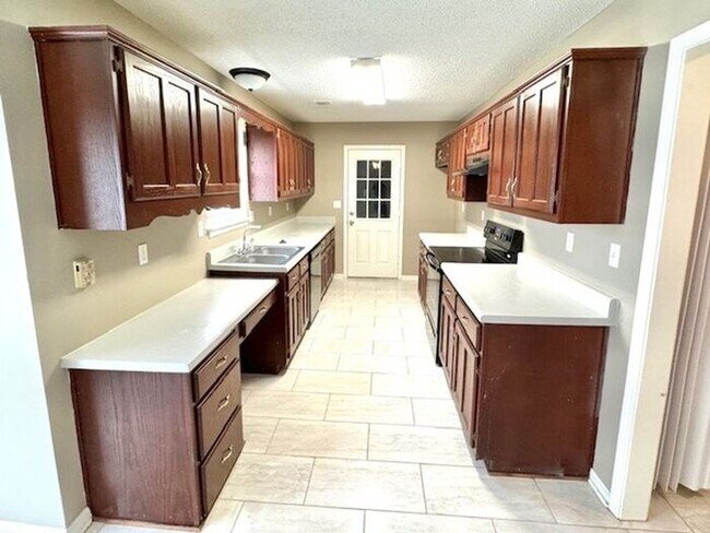 Building Photo - Spacious 3 Bedroom 2 Bath Home With Large ...