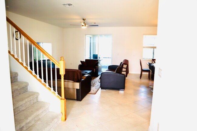 Open plan living - 2585 Kona Way