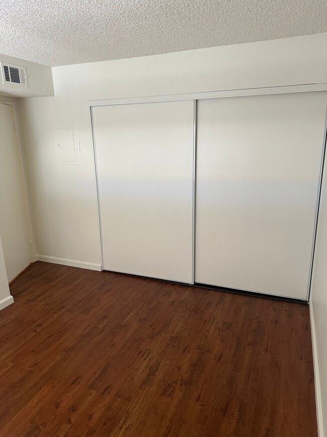 Building Photo - 433 S Manhattan Pl