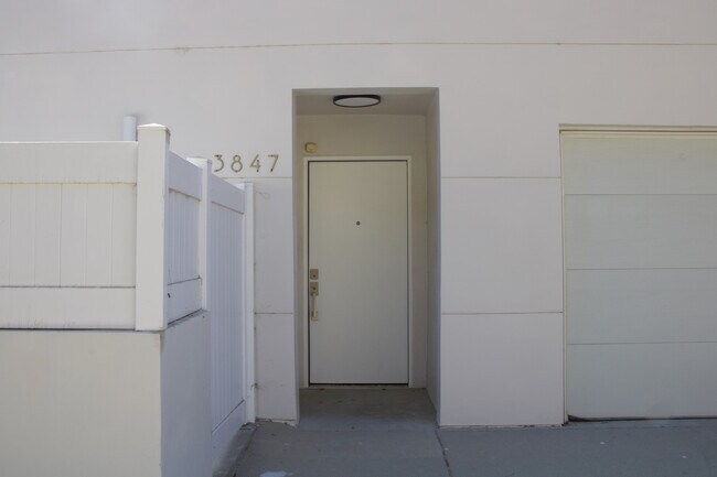 Building Photo - 3847 Oakfield Dr