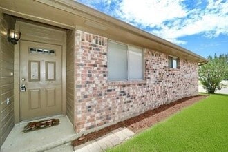 Building Photo - 9727 Pinehurst Ln