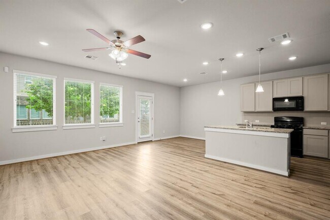Foto del edificio - 602 Caterpillar Ln